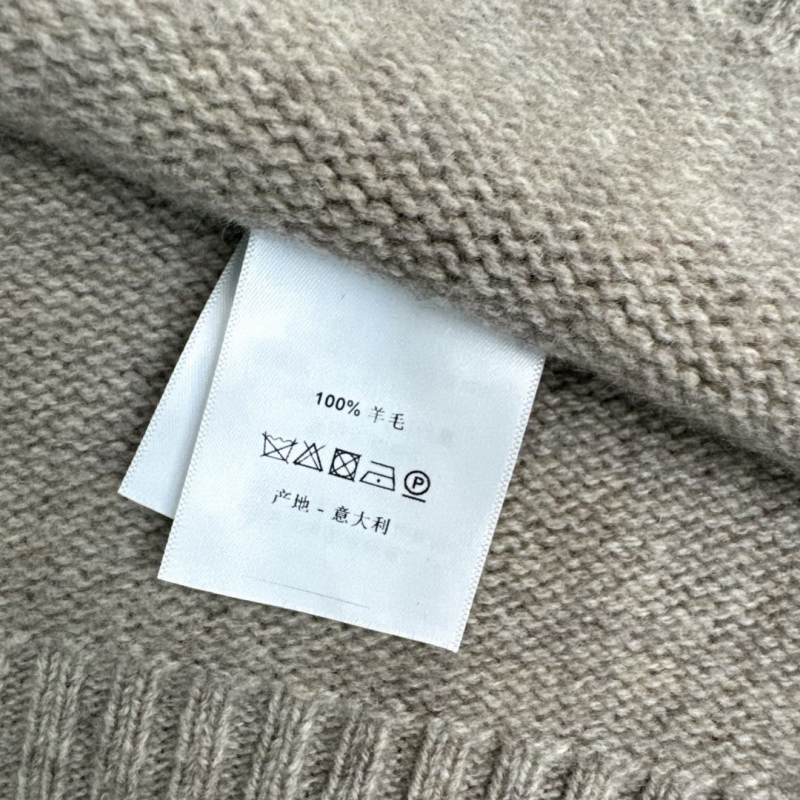 l0vis Vvtt0n sweaters